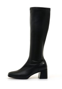 Stivale nero al ginocchio realizzato in materiale sintetico liscio, con punta quadrata, tacco chunky e un accento minimalista del logo argento.