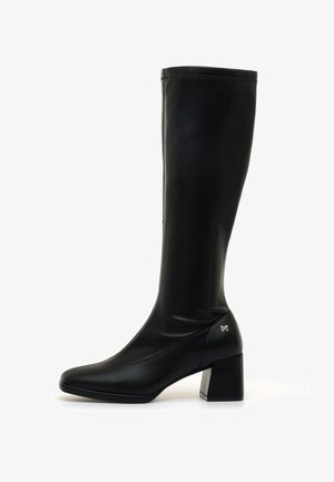 Stivale nero al ginocchio realizzato in materiale sintetico liscio, con punta quadrata, tacco chunky e un accento minimalista del logo argento.