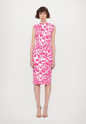 Enganliegendes, ärmelloses Kleid mit einem auffälligen, pink-weißen, abstrakten Muster. Knielang mit einem subtilen Glanz und quadratischem Ausschnitt.