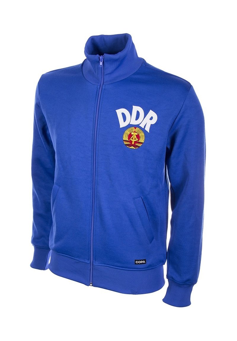 Blauwe zip-up sweatshirt met hoge kraag. Voorzien van "DDR" in witte tekst en een ronde embleem. Het materiaal is zacht met ribgebreide boorden en onderkant.