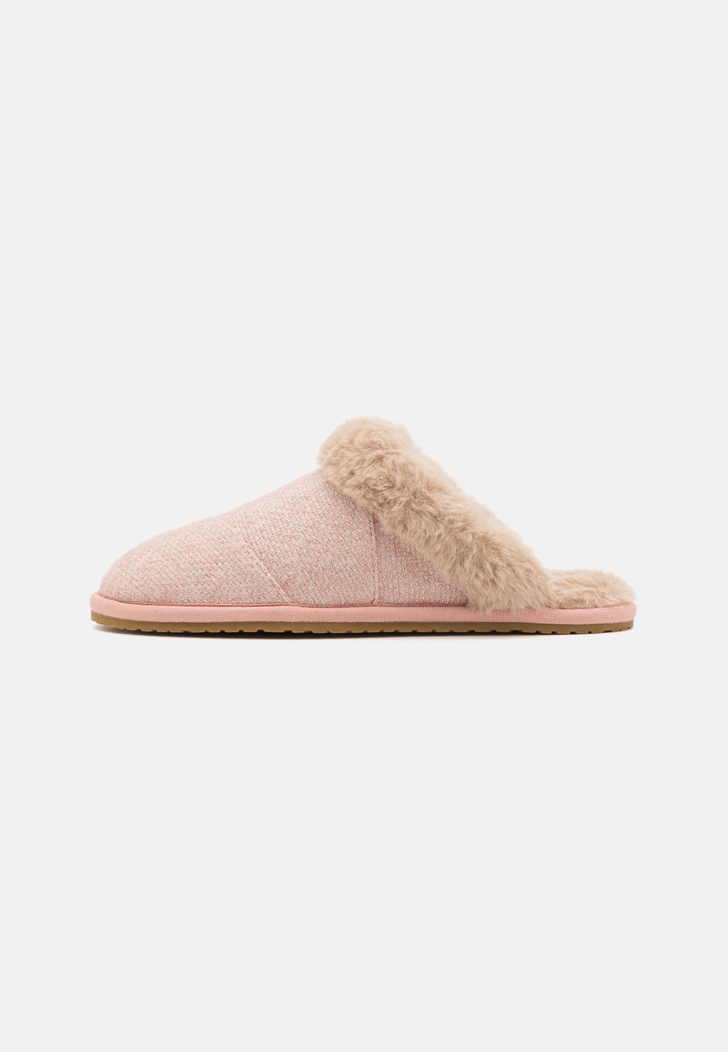 Rosa textiltoffel med en fluffig beige manschett, rund tå och platt sula. Har ett subtilt vävt mönster över hela ytan.