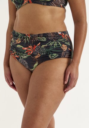 Frau trägt Bikinihöschen mit hohem Bund, schwarzer Basis und tropischem Blatt- und Blumenprint in Grün-, Rot- und Beigetönen.