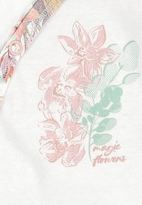 Bawełniana tkanina z kwiatowym wzorem w różowym i miętowym kolorze, z napisem "magiczne kwiaty" oraz teksturowanym akcentem na dekolcie.