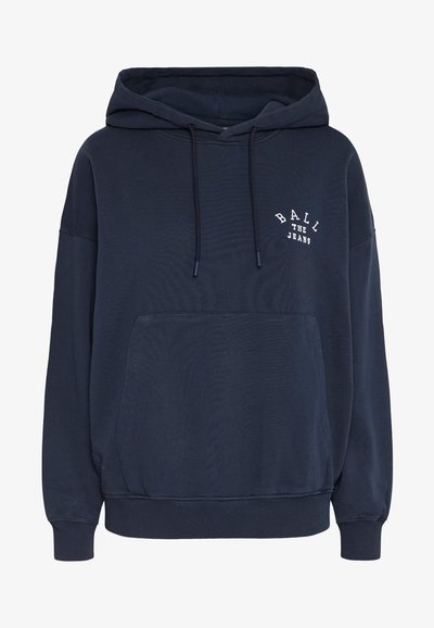 Felpa blu navy realizzata in un tessuto morbido, con tasca frontale, cappuccio con coulisse e testo del logo bianco: "BALL THE JEANS" sul petto.