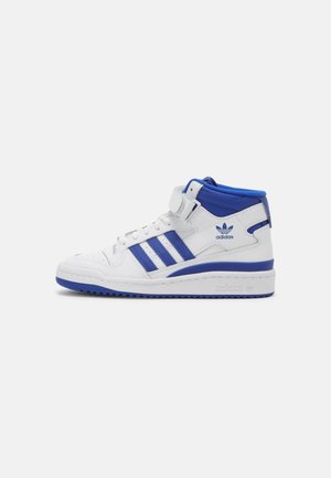 Białe i niebieskie wysokie trampki Adidas z trzema paskami, paskiem na kostkę i wyściełanym kołnierzem na białym tle.