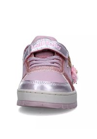 Sneaker rosa con accenti argento lucidi, linguetta in rete e cinturino in Velcro. Presenta un fiore decorativo sul lato e una suola in gomma testurizzata.