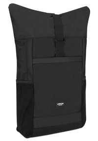 Zaino nero con design roll-top, realizzato in materiale sintetico, caratterizzato da una tasca frontale, tasche laterali in rete e etichetta con marchio sulla parte anteriore.