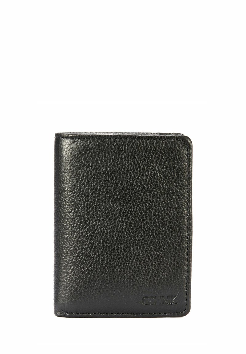 Czarny skórzany portfel o fakturowanej powierzchni, smukłym prostokątnym kształcie oraz wytłoczonym logo z przodu dla dodatkowego efektu.