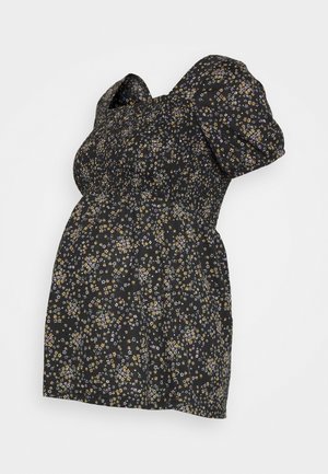 Vestido preto curto com um padrão floral apresentando flores amarelas e roxas, mangas volumosas e um corpete justo com uma cintura franzida.