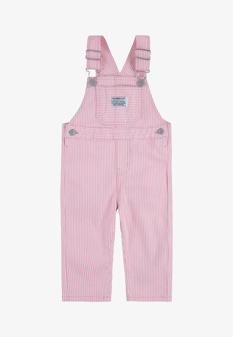 Rosa gestreifte Latzhose mit verstellbaren Schultergurten, silberner Hardware und einer Fronttasche. Hergestellt aus weichem Stoff mit vertikalen Streifen.