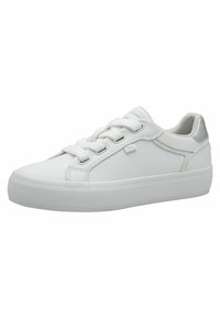 Baskets blanches en matériau synthétique lisse, avec un design bas, un bout rond, des lacets et un accent argent métallique au niveau du talon.