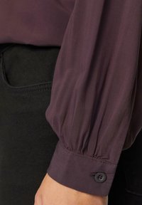 QS FLIESSENDE MIT RAFFUNG - Blouse - aubergine