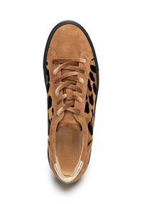 Sneaker in suede marrone con macchie leopardate nere, lacci beige e suola in gomma nera. Presenta un'accenno dorata attorno all'apertura.