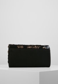 Svart kuvertväska med paljettblommönster i brons och silver på ett texturerat tyg. Slät yta, rektangulär form.