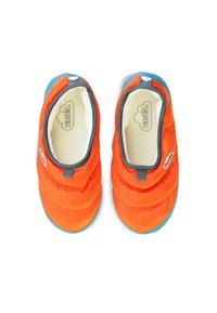 Zapatillas naranjas sin cordones con acentos azules, textura suave y acolchada, ribete gris y un parche con logo. Presentan un diseño ligero para mayor comodidad.
