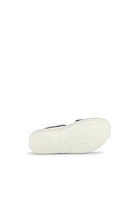 Zapato ligero con suela de goma blanca y un patrón de tracción ondulado, parte superior de color azul oscuro y acento de cuero marrón. Diseño plano y cerrado.