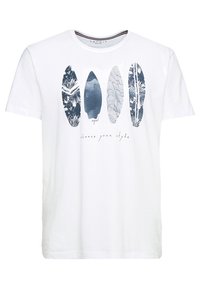 Weißes Baumwoll-T-Shirt mit einem grafischen Druck von vier Surfboards im blauen Muster. Das T-Shirt hat einen Rundhalsausschnitt und kurze Ärmel.