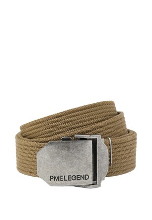 Tan tkan pas, zavit z ravnim srebrnim kovinskim zaponkom, na katerem je vgraviran napis "PME LEGEND."