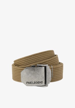 Ceinture en tissu tissé couleur fauve enroulée, avec une boucle rectangulaire en métal argenté gravée de "PME LEGEND".