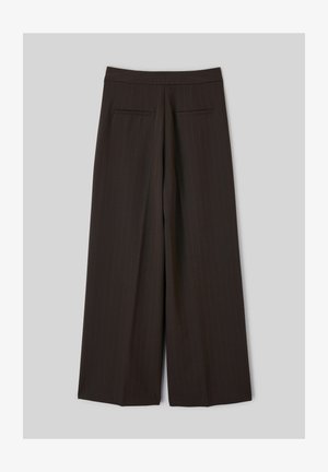 Pantalon large marron foncé à fines rayures verticales subtiles et deux poches passepoilées à l'arrière, posé à plat sur un fond gris clair.
