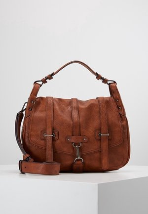 Brązowa skórzana torba na ramię z podwójnymi paskami, metalowym zapięciem i regulowanym paskiem na ramię, umieszczona na białym piedestale na jednolitym tle.