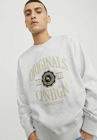 Jack & Jones MIT RUNDHALS - Sudadera - white melange