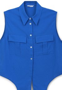 Camicetta blu senza maniche con colletto a punta, chiusura frontale con bottoni e due tasche sul petto. Realizzata in tessuto liscio, con una struttura ben definita.