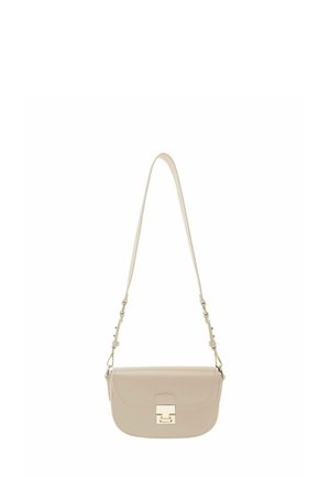 Beige Leder-Crossbody-Tasche mit geschwungener Form, goldfarbenen Beschlägen und flacher Verschlussklappe. Verfügt über einen einzelnen verstellbaren Riemen.