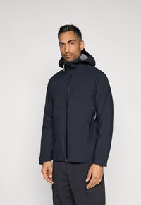 Marineblå vandtæt jakke med lynlås foran, justerbar hætte, sidelommer med lynlås og elastiske manchetter; glat tekstur og figursyet design.