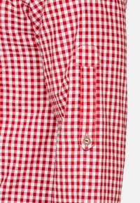 Rot-weißer Karobluse mit aufgesetzter Tasche, ausgestattet mit einer glatten Stoffoberfläche und einem Design mit umgeschlagenen Ärmeln.