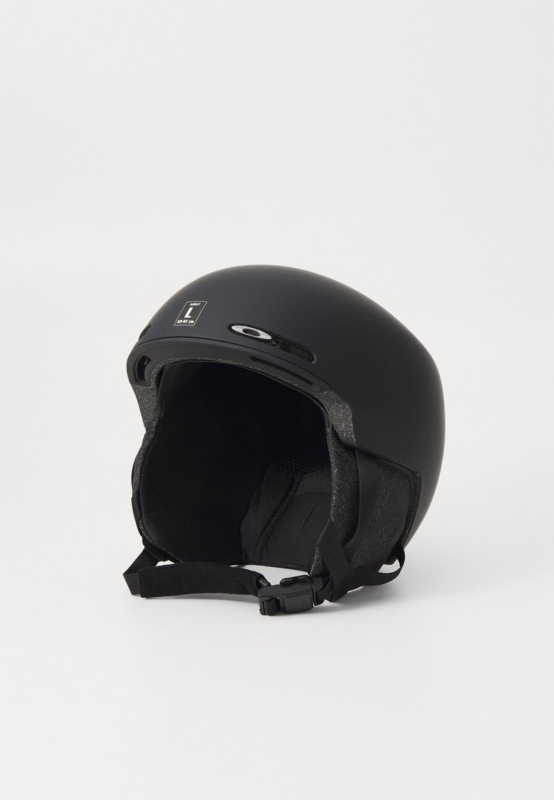 Czarny kask snowboardowy o matowym wykończeniu. Posiada otwory wentylacyjne, miękką wyściółkę wewnętrzną oraz regulowany pasek na brodę. Rozmiar L.