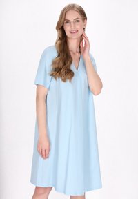 Helles blaues Baumwollkleid mit kurzen Ärmeln und V-Ausschnitt, mit lockerer Passform und feiner Textur, das knapp über den Knien endet.