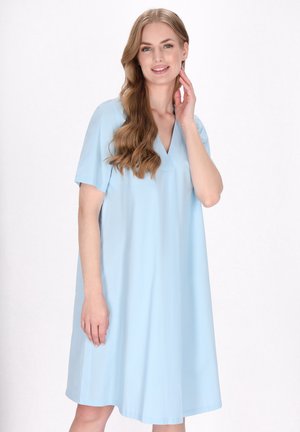 Helles blaues Baumwollkleid mit kurzen Ärmeln und V-Ausschnitt, mit lockerer Passform und feiner Textur, das knapp über den Knien endet.