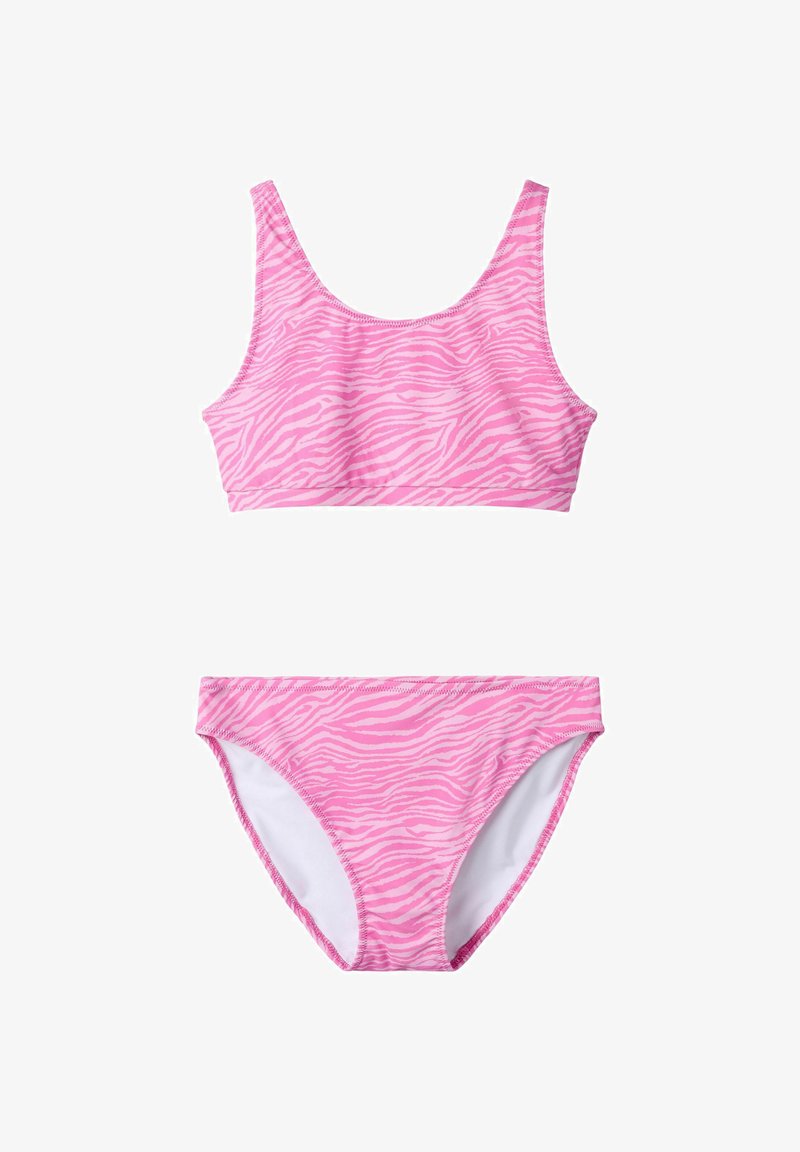 Maillot de bain deux pièces avec rayures zèbre roses et roses claires, comprenant un haut sans manches à encolure dégagée et un bas de bikini taille moyenne.