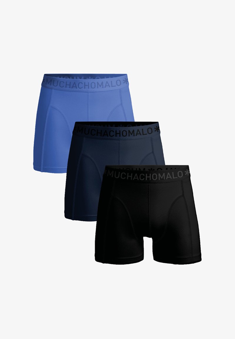 Moški bokserci, set, ki vključuje tri barve: svetlo modra, temno modra in črna. Vsi imajo na pasu logotip "MUCHACHOMALO". Gladka tkanina, prilegajoča zasnova.