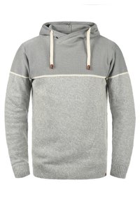 Sweat-shirt à capuche gris avec un haut en tricot texturé, un bas lisse, une bande crême contrastante et des cordons beige avec des accents en bois.