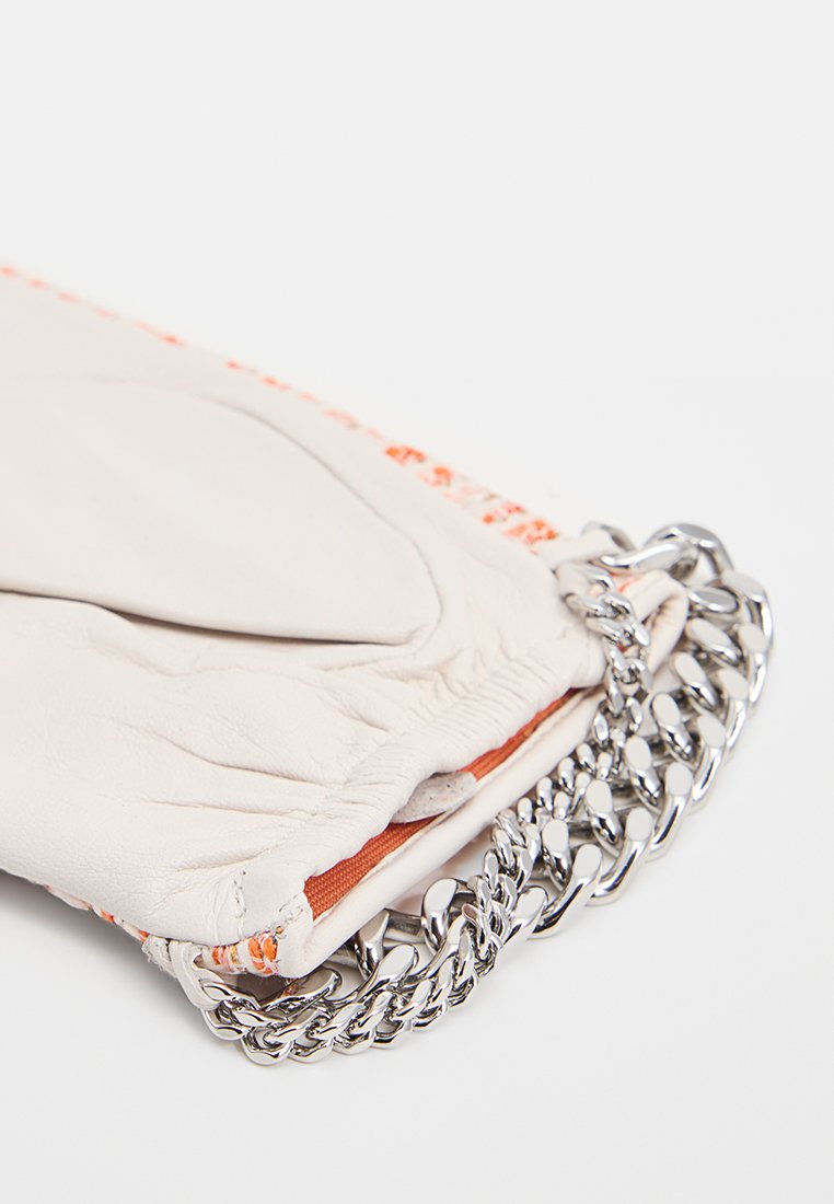 Weißer Lederbeutel mit orangefarbenen Akzenten, der eine strukturierte Oberfläche und silberne Kettenbeschläge aufweist. Das Design beinhaltet einen gerafften oberen Teil.