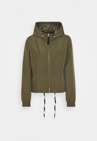 Oliwkowa kurtka z kapturem, z zamkiem błyskawicznym z przodu, elastycznymi mankietami i sznurkiem w dolnej części. Wykonana z gładkiego, lekkiego materiału.