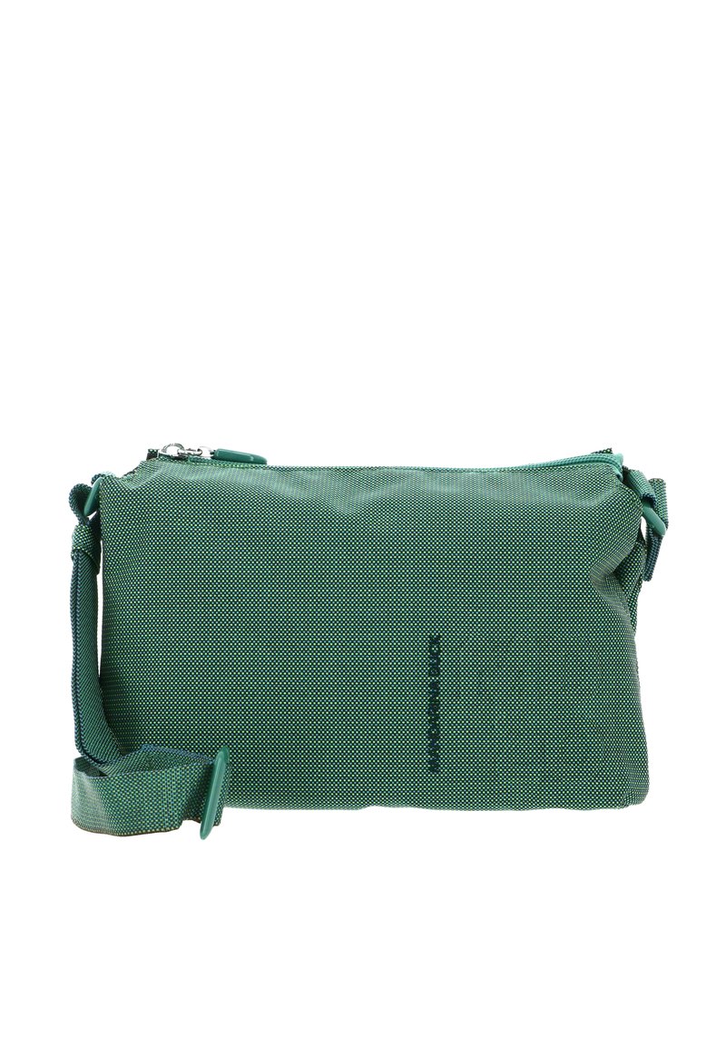 Sac en tissu vert texturé avec fermeture éclair, bandoulière ajustable et nom de la marque imprimé sur le côté. Forme rectangulaire avec une finition lisse.