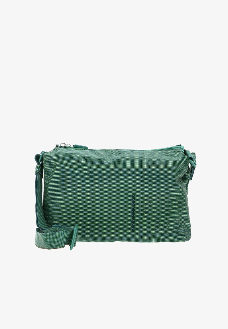 Sac en tissu vert texturé avec fermeture éclair, bandoulière ajustable et nom de la marque imprimé sur le côté. Forme rectangulaire avec une finition lisse.