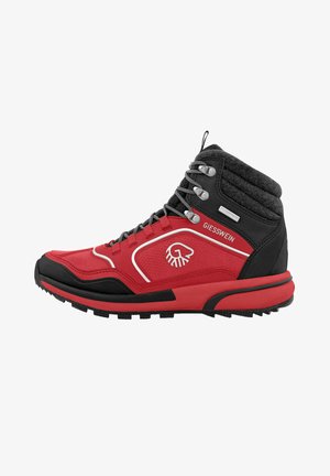 Rote und schwarze Wanderschuhe mit einem wasserdichten Obermaterial, strukturiertem Kragen und einer robusten Gummisohle. Betontes Schnürsystem und Logo-Akzente.