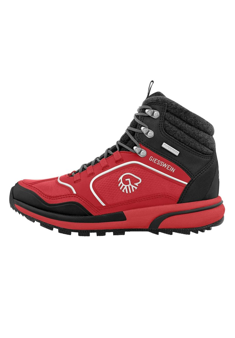 Czerwono-czarne buty trekkingowe z wodoodporną cholewką, teksturowanym kołnierzem i wytrzymałą gumową podeszwą. Posiadają wyraźne sznurowanie oraz akcenty logo.