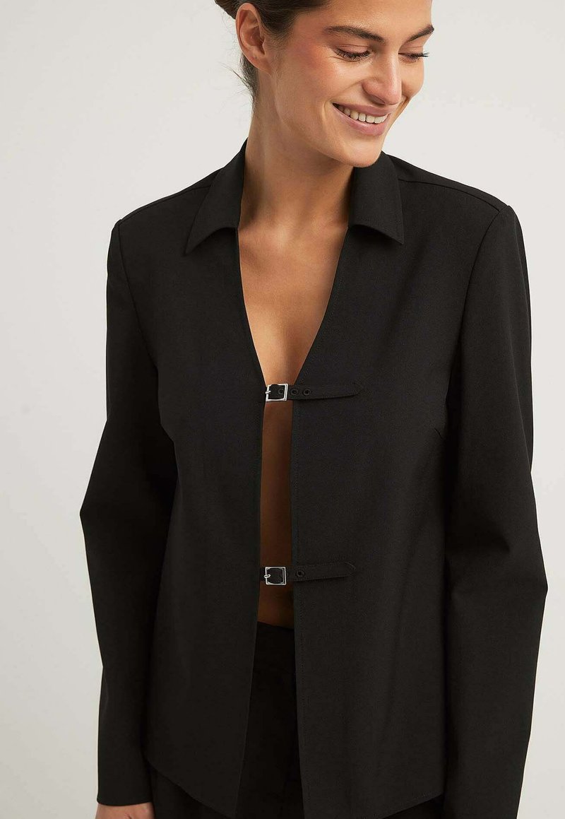 NA-KD MIT SCHNALLEN VORNE - Blejzer - black
