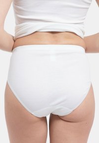 Sous-vêtements blancs en coton taille haute avec une texture lisse, dotés d'une ceinture élastique et de coutures, présentant un design couvrant entièrement l'arrière.