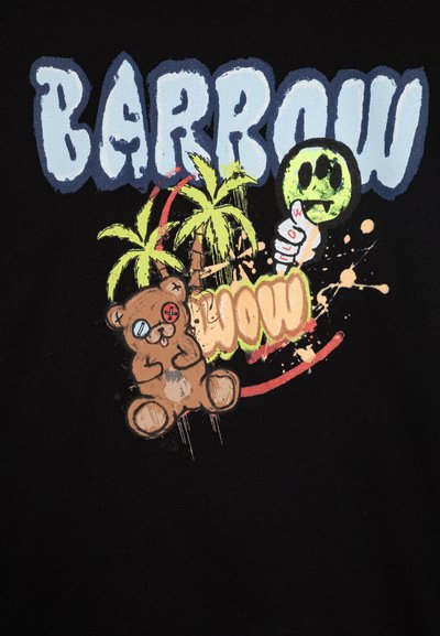 T-shirt nera con un design grafico colorato che presenta "BARROW", un orsetto cartoon, palme e elementi testuali giocosi in colori vivaci.