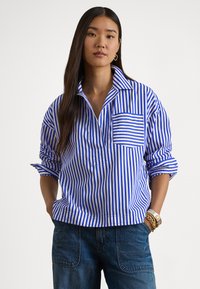 Blau-weiß gestreiftes Hemd mit Kragen, einer Brusttasche und hochgekrempelten Ärmeln. Aus leichtem Stoff, lockere Passform.