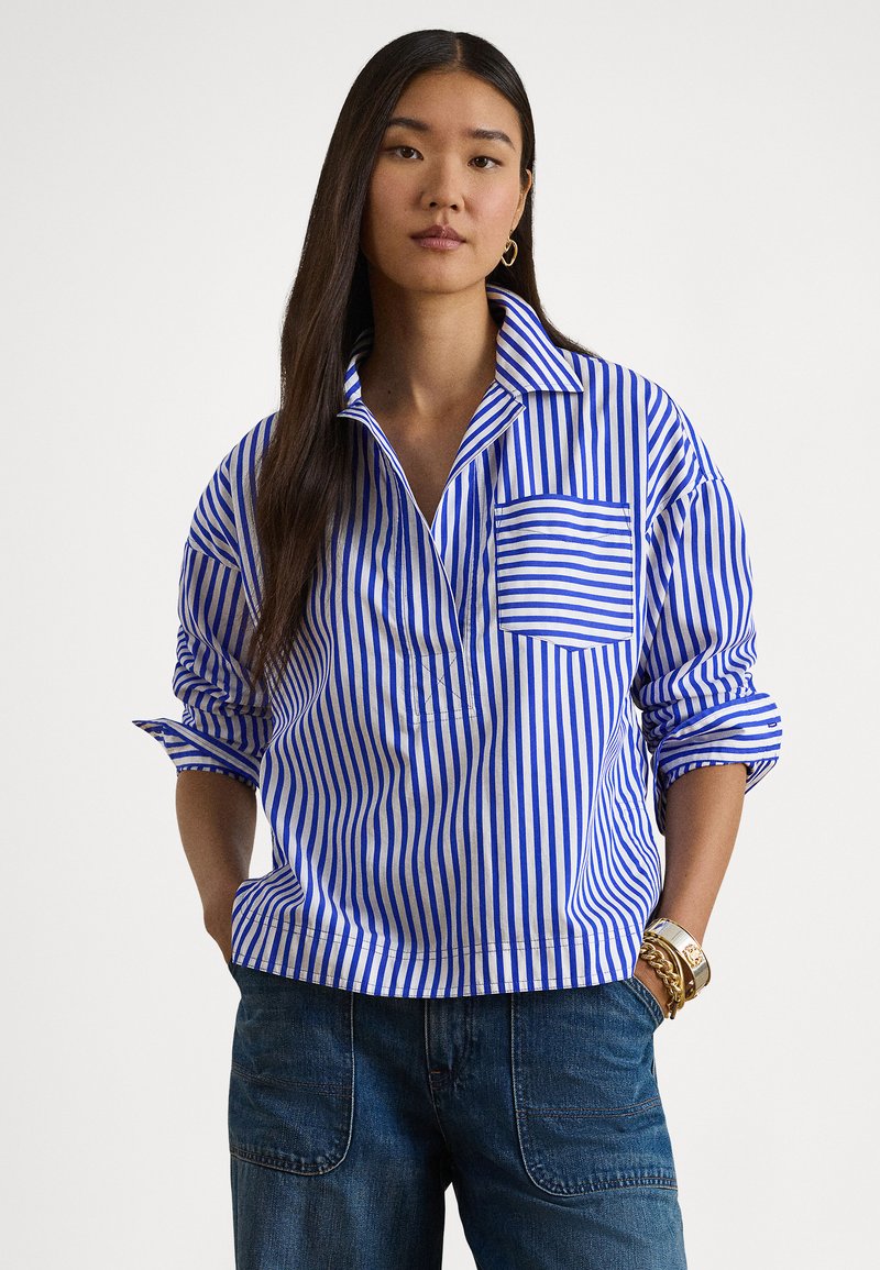 Blau-weiß gestreiftes Hemd mit Kragen, einer Brusttasche und hochgekrempelten Ärmeln. Aus leichtem Stoff, lockere Passform.