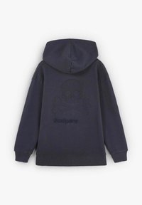 Sudadera con capucha azul marino con un diseño texturizado de calavera y huesos cruzados y el logo "Scalpers" en un color a juego en la parte de atrás.