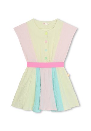 Robe courte aux couleurs pastel avec manches larges, boutons multicolores sur le devant et ceinture rose à la taille.