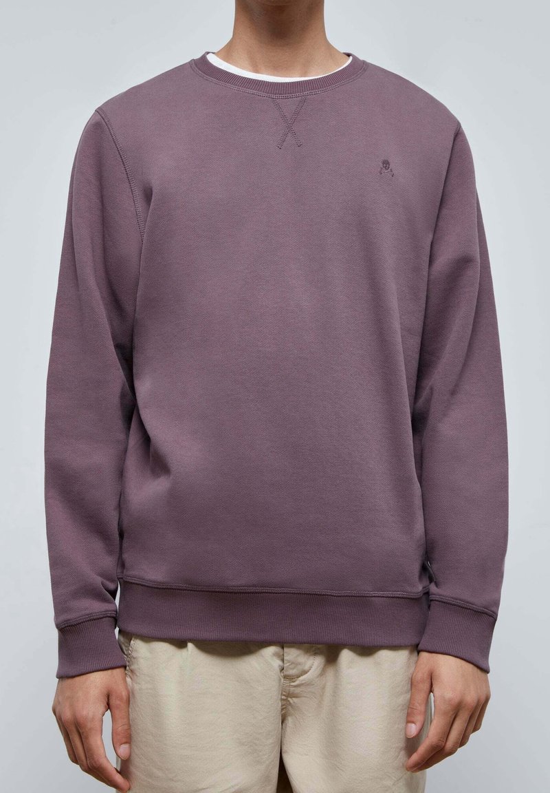 Liliowy sweter z okrągłym dekoltem wykonany z teksturowanej mieszanki bawełny, z prążkowanymi mankietami i dołem oraz z małym logo na klatce piersiowej.